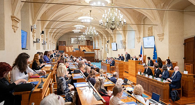 Volby do Poslanecké sněmovny 2025 ONLINE: Češi v zahraničí si už můžou vytisknout volební lístky