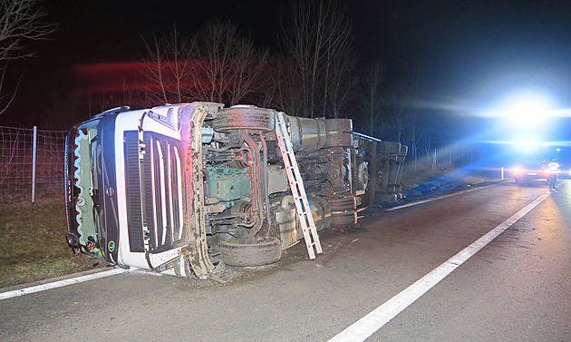 Stovky litrů nafty vytekly na D5 po nehodě kamionu, řidič najel na svodidla