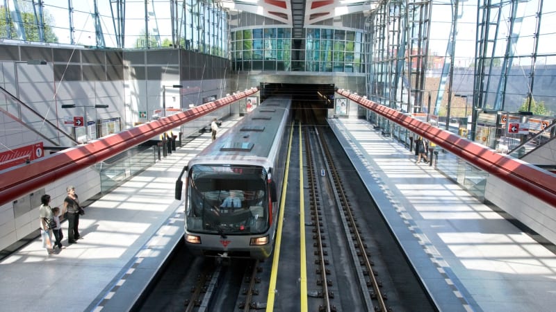 Kopance a údery. Drsné záběry ukazují rvačku v pražském metru, policie hledá svědky