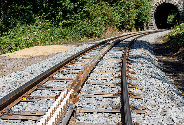 Nejstrmější trať v Česku má novou ozubnici, montéři oživili polozapomenuté postupy