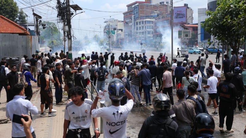 Krize v Nepálu se vyhrotila: Demonstranti zapalují kvůli zákazu sociálních sítí domy politiků