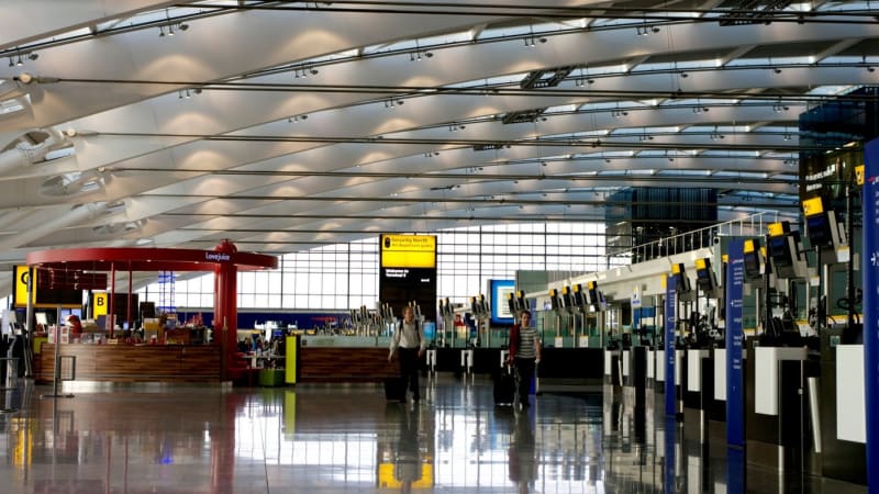 Policie dopadla muže, který „rozplakal“ letiště Heathrow. Právě on zřejmě vypustil slzný plyn