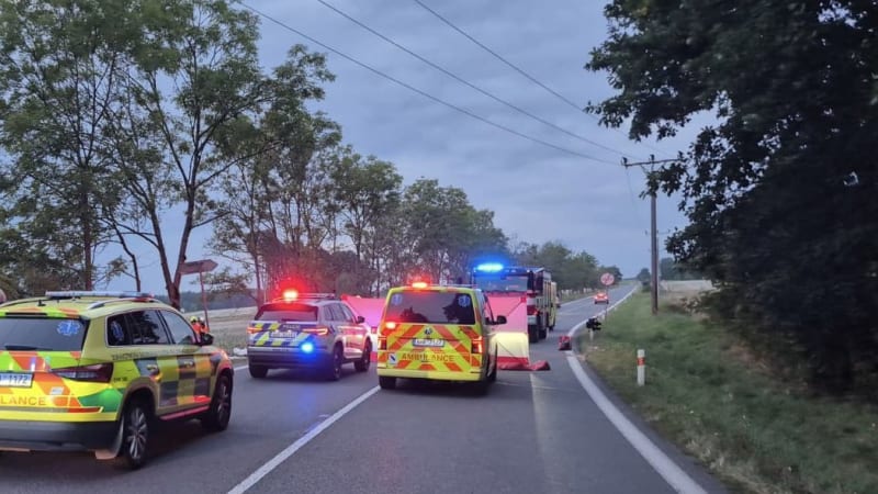Čtyři lidé zemřeli po srážce osobních aut na Trutnovsku. Nikdo nebyl připoutaný pásy
