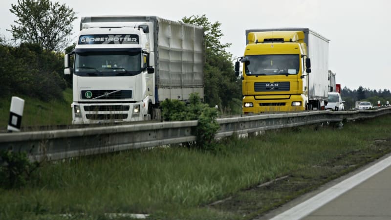 Neuvěřitelné záběry z dálnice D2: Řidiči hromadně hazardují se životem