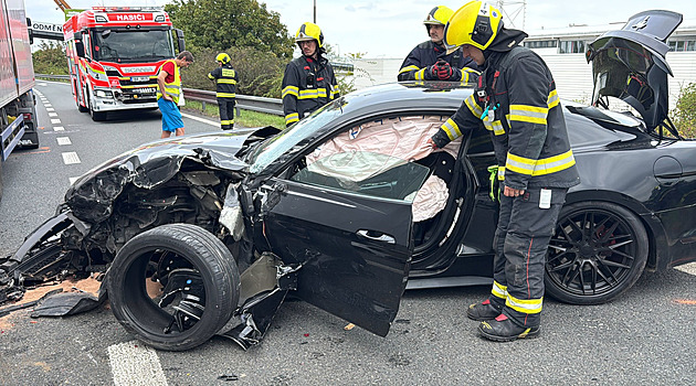 Hromadná nehoda omezila provoz v pražských Nuslích, jeden muž se zranil
