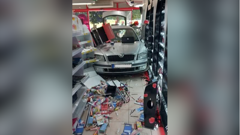 Řidič v Letovicích proletěl výlohou obchodu: Strašná rána, všichni běželi ven, popsala svědkyně