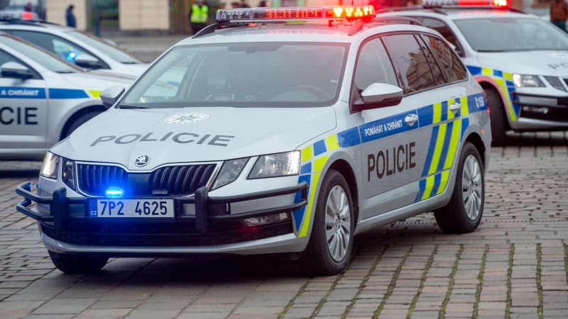 Mladíci okradli seniora v Žatci za bílého dne, ukazuje video. Policisté je dopadli u nich doma