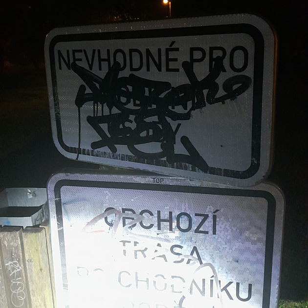 Sprejeři chtěli strážníkům zmizet mezi auty, usvědčily je ruce od barvy