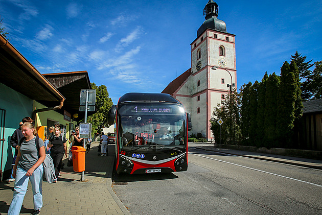 Dráty až na Rudolfov nevedou. Bateriové trolejbusy to zvládnou i bez nich