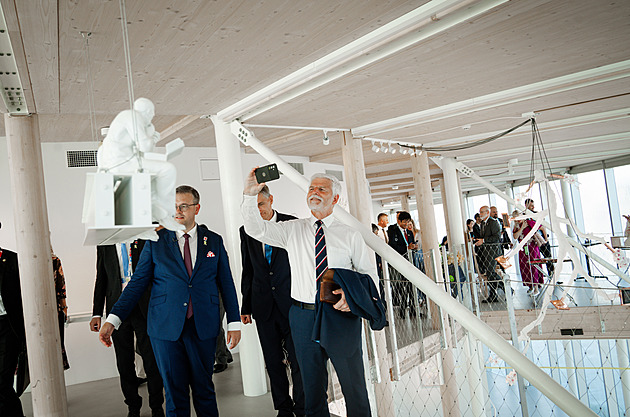 Jeho traverza zaujala na Expu i prezidenta, do bazénu však umělce Rataje nepustili