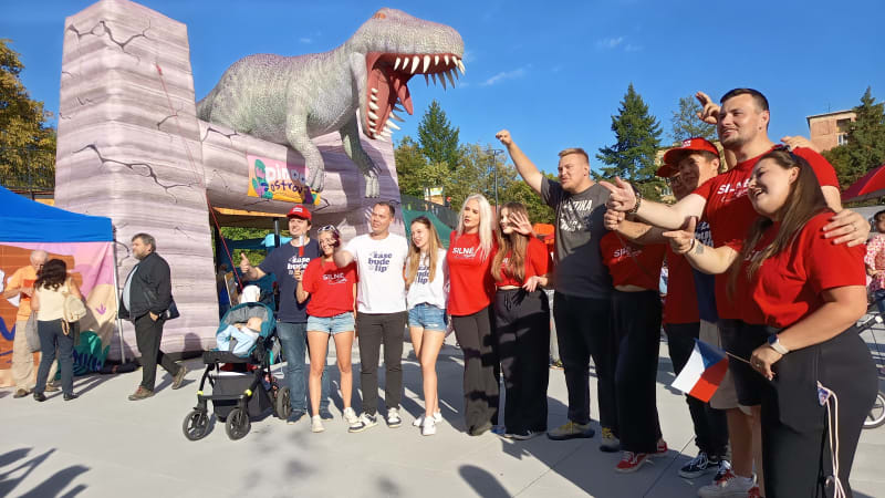 REPORTÁŽ: Dinosauři, StB i covid aneb Na posledním Babišově mítinku v Ostravě