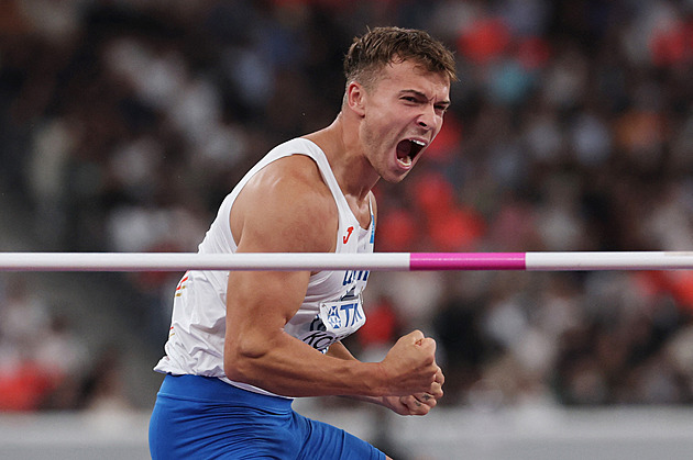 Stráský s Kopeckým jsou za první desítkou, favorité z Jamajky a USA vypadli ze štafet