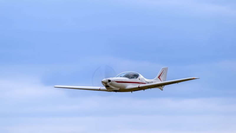 Zřícení letadla na Plzeňsku: Jeden člověk zemřel, obětí je možná více. V okolí pátrá policie