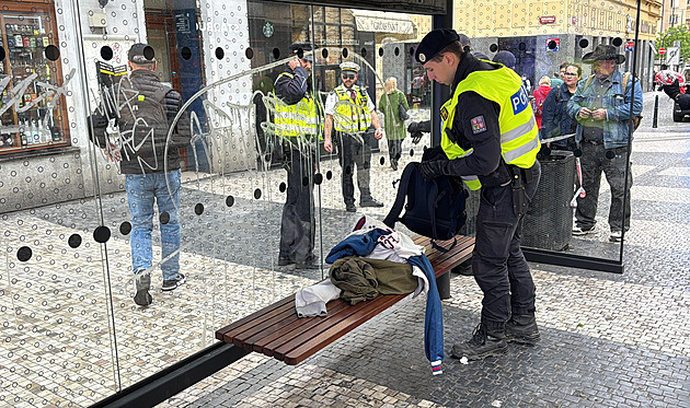 Policejní manévry na pražské I. P. Pavlova. V podezřelém batohu bylo oblečení