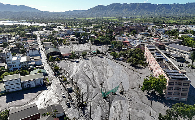 Hongkong se vzpamatovává z úderu supertajfunu, letiště obnovuje provoz