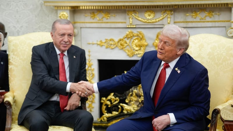 Přestaňte kupovat ruskou ropu, žádá Trump Erdogana. Chce s Tureckem jednat o dodávkách zbraní