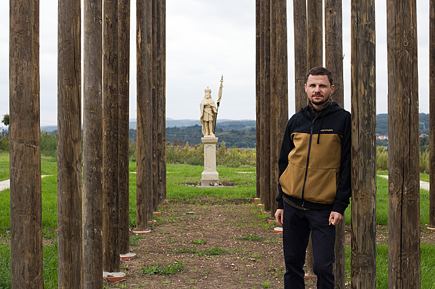 Mezi 48 chmelovými sloupy k soše Václava. Nový památník připomíná zaniklý kostel