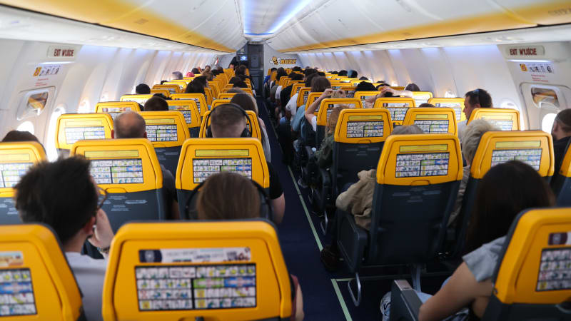 Absurdní scéna při letu do Londýna. Jeden muž konzumoval cestovní pas, druhý ho topil v záchodě