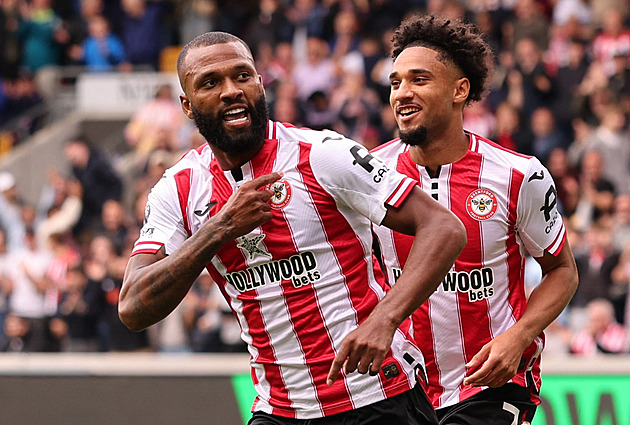 ONLINE: United snížili v Brentfordu, pak jdou do akce City, Chelsea i Wolves