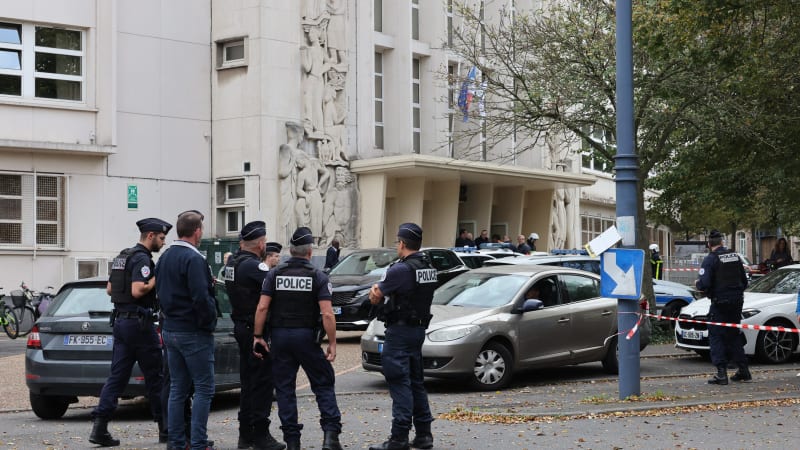 Pobodal učitelku, pak se sám zranil. Zemřel 14letý student, který útočil ve francouzské škole