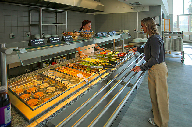 Studentům univerzity slouží nová menza. Kapacity kolejí ale stále nestačí