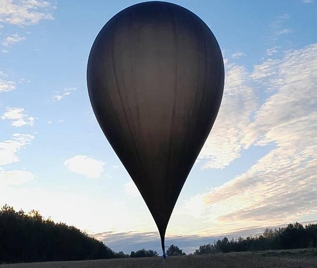 Letí jich i deset najednou. Pašeráci posílají do Polska balony, už způsobily škody