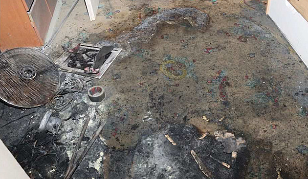 Drsná pomsta za výpověď z nájmu. Muž poničil vybavení bytu a pak ho zapálil