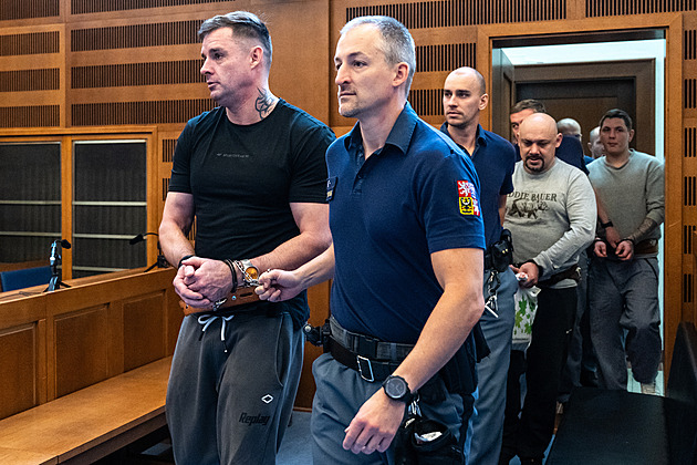 Gang falešných telefonických bankéřů stanul před soudem, obžalovaných je 20