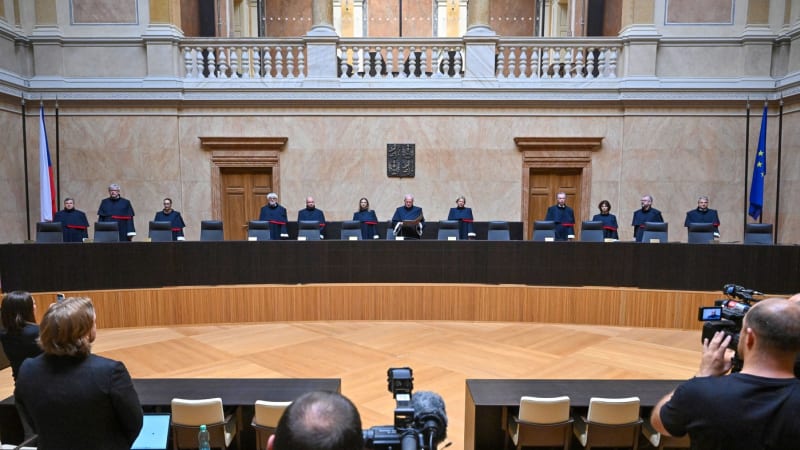 Stát musí doplatit stamiliony. Ústavní soud zrušil zmrazení platů v justici