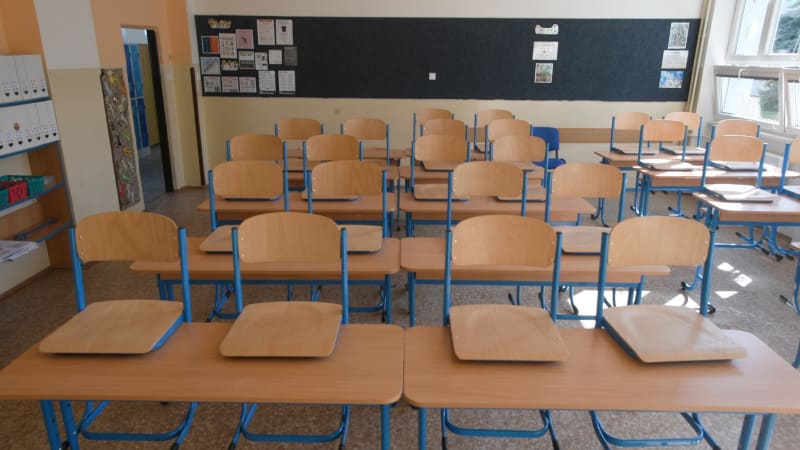 Zemřel Petr Just. Pedagog dlouho vedl gymnázium v Trutnově, ze syna vychoval známého politologa