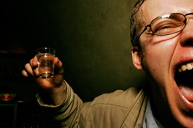 V polském Sejmu se pije jako o závod, maršálek tvrdě omezil přístup do baru