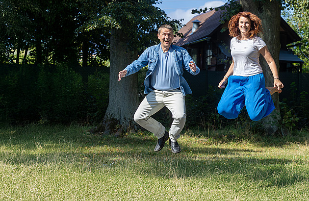 I pleš je postižení. Novináři o trapnosti, újmě ze striptýzu i prvním „trans songu“