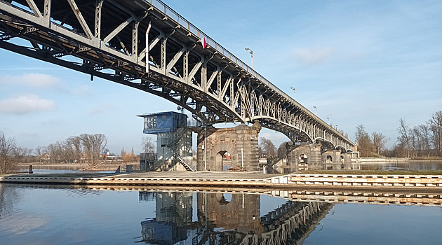 Místo jara až na podzim. Nečekané problémy prodlouží opravu mostu v Roudnici
