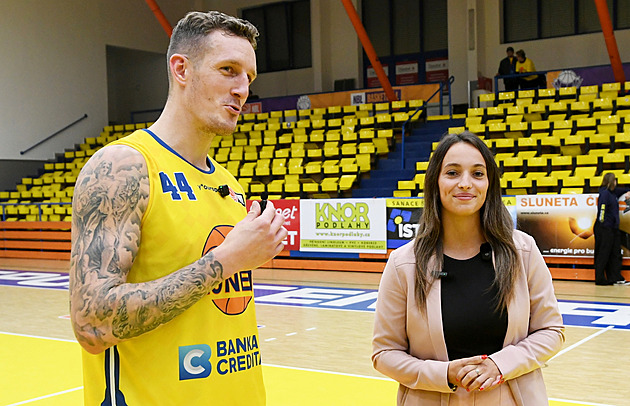 Už i basketbal v Ústí má moderátorku, míň vyzývavou. Jdeme s dobou, tvrdí šéf