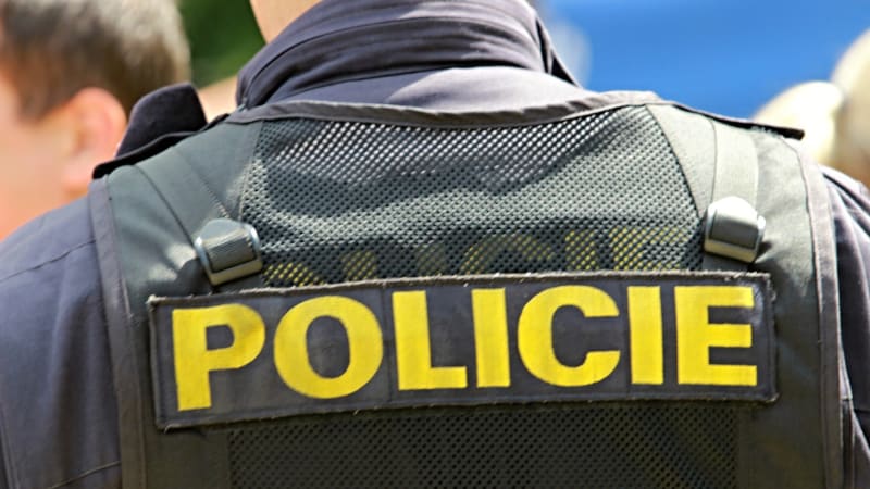 Vážné pobodání v Úvalech. Na muže zaútočila manželka, tvrdí policisté