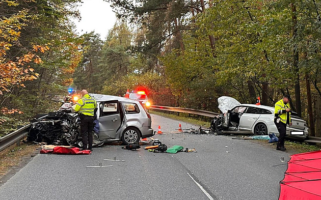Postupně se v protisměru srazil s jedním, pak druhým autem. Zemřel na místě