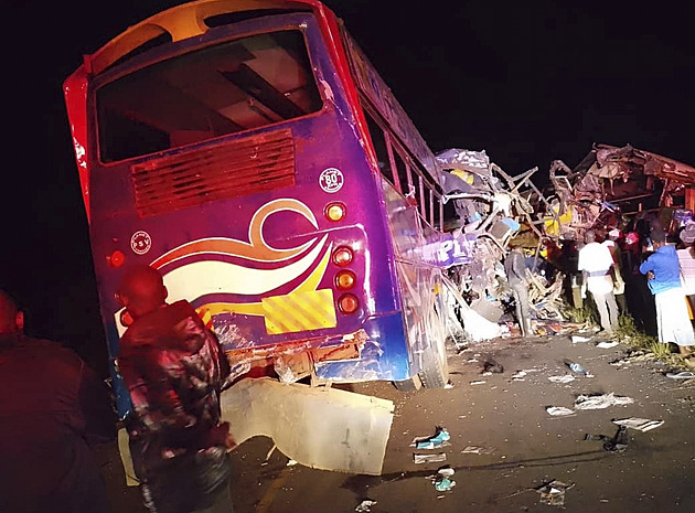 Při srážce autobusů při předjíždění aut zemřelo v Ugandě přes 60 lidí