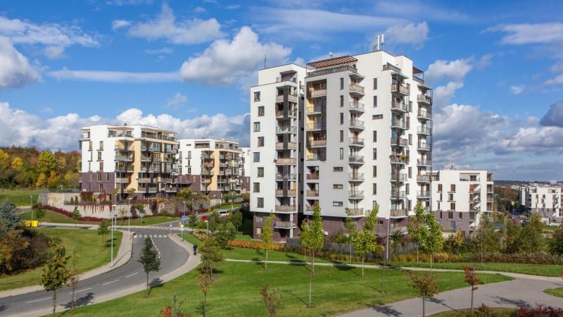 Český trh láme rekordy: Každou hodinu změní majitele 6 bytů. Vyplatí se i léta opomíjené chaty?