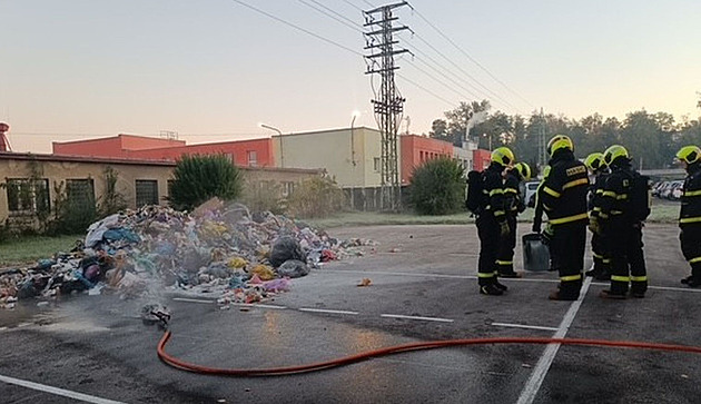 Od vyhozené baterie z elektrokoloběžky vzplál v Karviné popelářský vůz