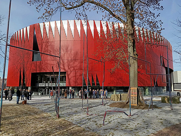 Zábradlí ze starého stadionu nevyhodili, posloužilo k výrobě monumentální sochy