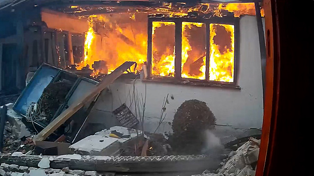 Oheň a trosky na dvoře po výbuchu plynové lahve. Hasiči ukázali video
