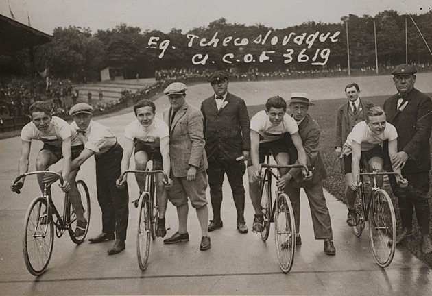 Cylindry nahradily hokejové kraťasy. Jak se časem měnil úbor českých olympioniků