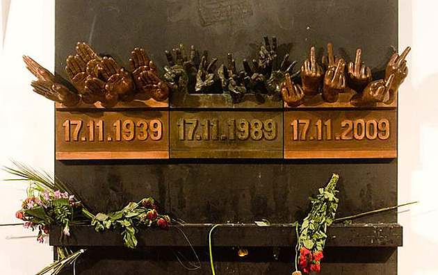 Skandály oslav 17. listopadu: Babiš za šera, vejce na Zemana a vztyčené prostředníky