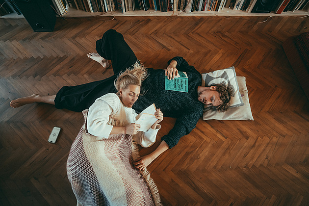 RECENZE: U Báry Polákové v obýváku. Její písničková Sršeň nebodá, hladí a konejší