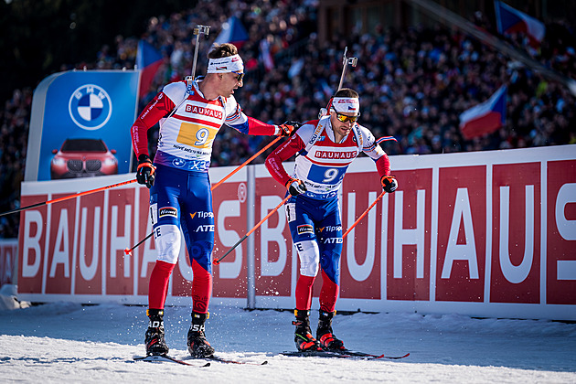 Biatlon ONLINE: První závod také pro muže. Karlík je i s opravou šestý
