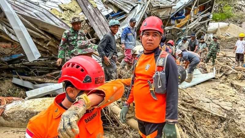 Katastrofa na Sumatře: Záplavy si vyžádaly přes 500 životů. Přeživší jsou odříznuti