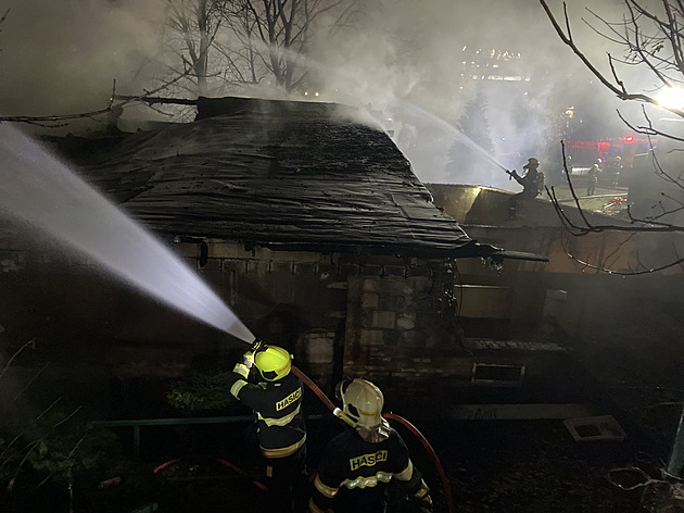 V Ústí nad Labem hoří opuštěná budova bývalého divadla