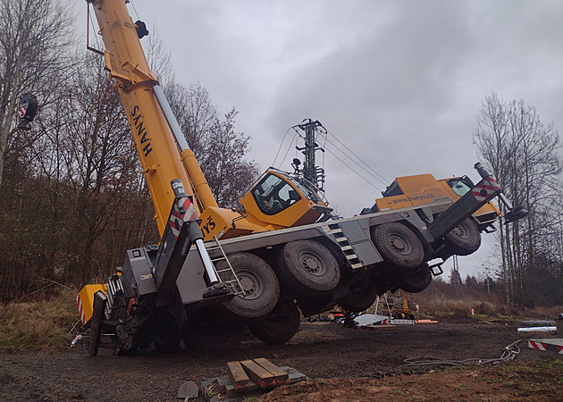 Elektřina ze strženého vedení uvěznila jeřábníka, zapálila i okolní porost