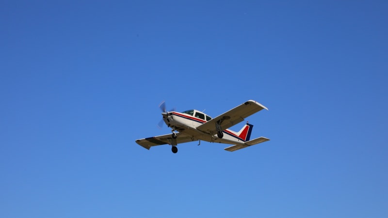 Letadlo nouzově přistálo na dálnici: Záběry z Floridy ukazují, jak dosedlo na střechu auta