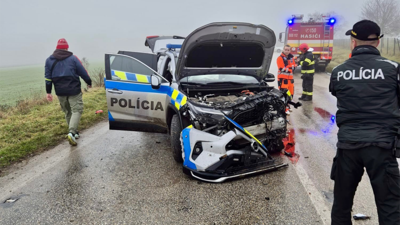 Čelní srážka policistů ve Dvorech nad Žitavou: Vjeli do protisměru, druhý řidič je v nemocnici